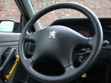 Peugeot 605